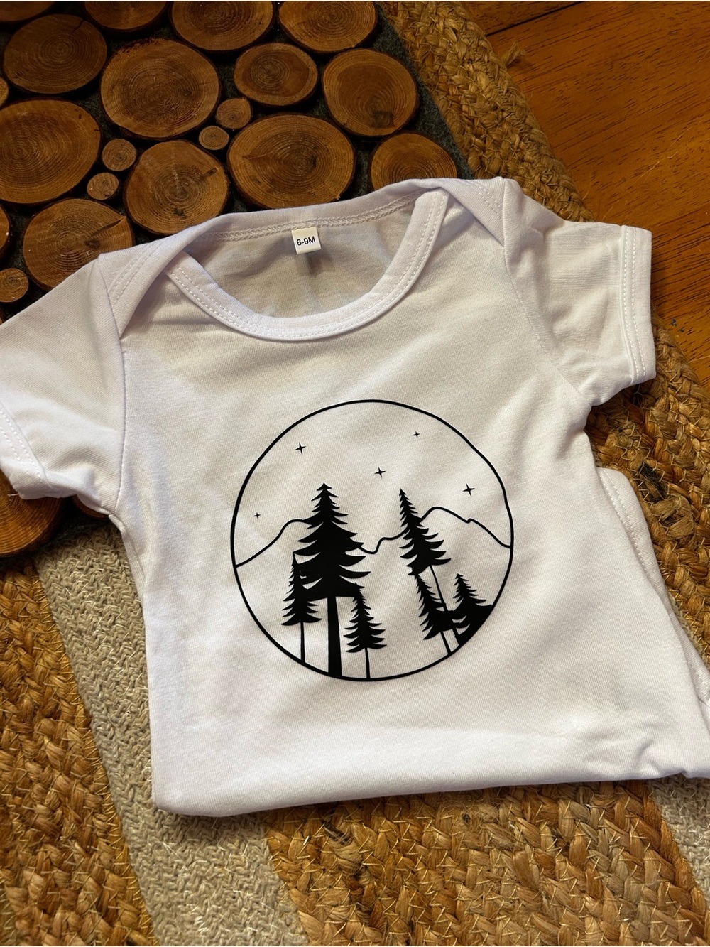 White cotton baby onesie bundle (6) with neutral Graphics